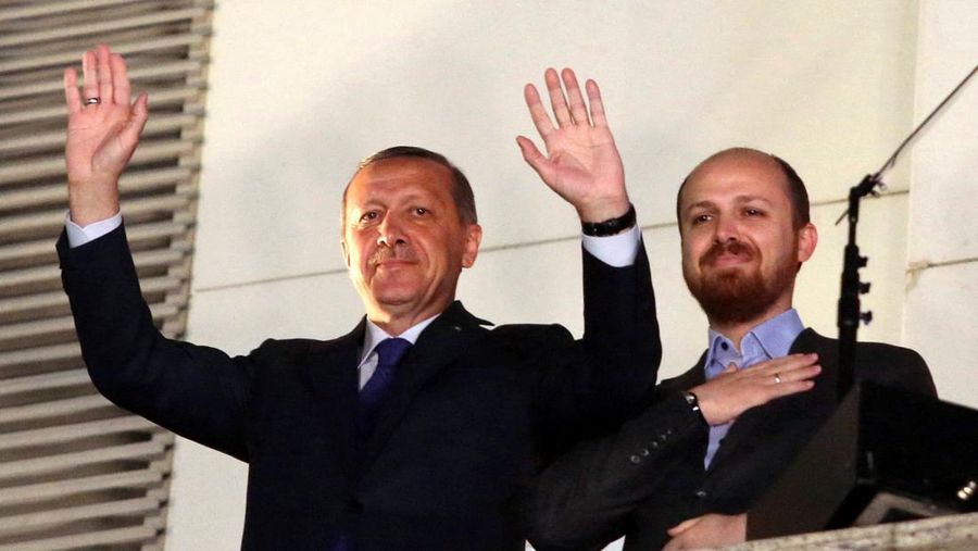 Presiden Turki Tayyip Erdogan (kiri), didampingi putranya Bilal, menyapa para pendukungnya di markas Partai AK di Ankara 30 Maret 2014. (REUTERS/Stringer/File Photo)