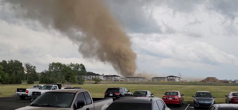 Puing-puing terangkat ke udara oleh kemungkinan tornado saat cuaca buruk di dekat Greenwood, Indiana, AS, 25 Juni 2023 dalam tangkapan layar ini yang diperoleh dari video media sosial. (Eric Ford via TMX/via REUTERS)