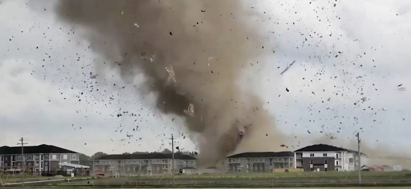Puing-puing terangkat ke udara oleh kemungkinan tornado saat cuaca buruk di dekat Greenwood, Indiana, AS, 25 Juni 2023 dalam tangkapan layar ini yang diperoleh dari video media sosial. (Eric Ford via TMX/via REUTERS)
