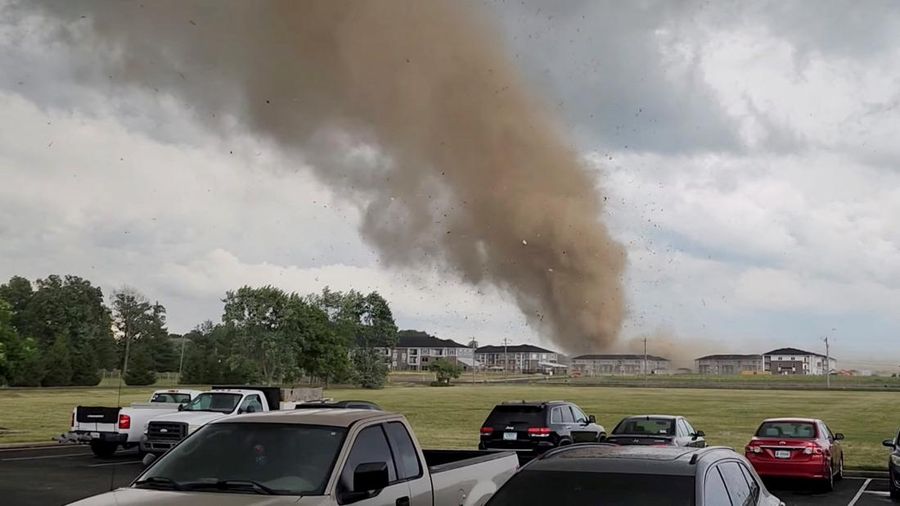 Puing-puing terangkat ke udara oleh kemungkinan tornado saat cuaca buruk di dekat Greenwood, Indiana, AS, 25 Juni 2023 dalam tangkapan layar ini yang diperoleh dari video media sosial. (Eric Ford via TMX/via REUTERS)