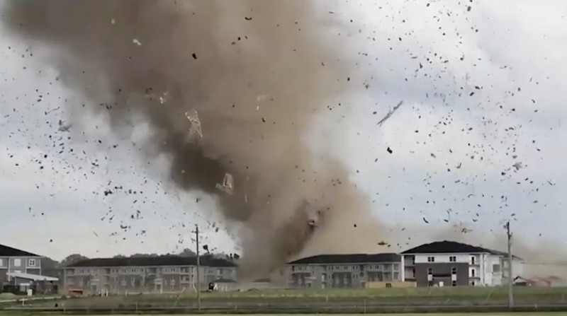 Puing-puing terangkat ke udara oleh kemungkinan tornado saat cuaca buruk di dekat Greenwood, Indiana, AS, 25 Juni 2023 dalam tangkapan layar ini yang diperoleh dari video media sosial. (Eric Ford via TMX/via REUTERS)