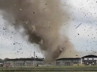 Ngeri! Potret Detik-Detik AS Dihantam Tornado Dahsyat