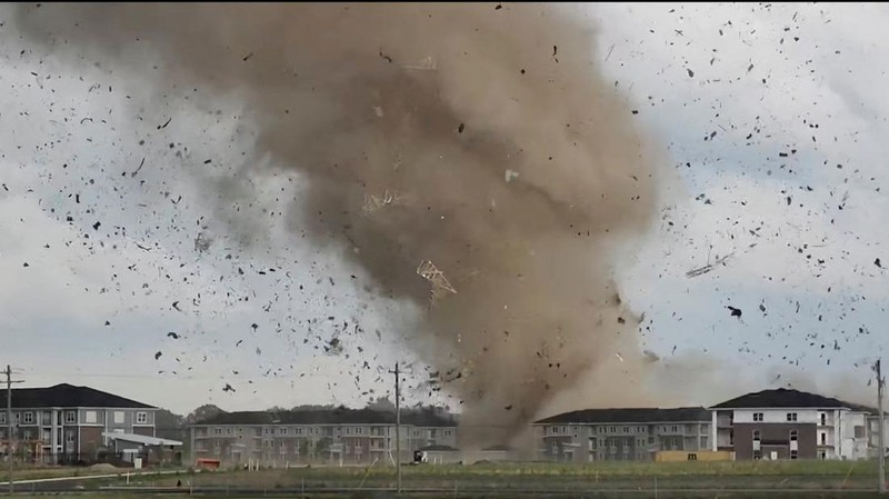 Puing-puing terangkat ke udara oleh kemungkinan tornado saat cuaca buruk di dekat Greenwood, Indiana, AS, 25 Juni 2023 dalam tangkapan layar ini yang diperoleh dari video media sosial. (Eric Ford via TMX/via REUTERS)