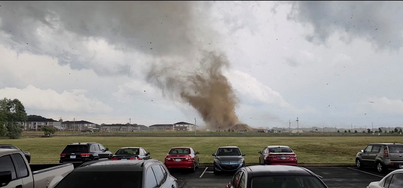 Puing-puing terangkat ke udara oleh kemungkinan tornado saat cuaca buruk di dekat Greenwood, Indiana, AS, 25 Juni 2023 dalam tangkapan layar ini yang diperoleh dari video media sosial. (Eric Ford via TMX/via REUTERS)