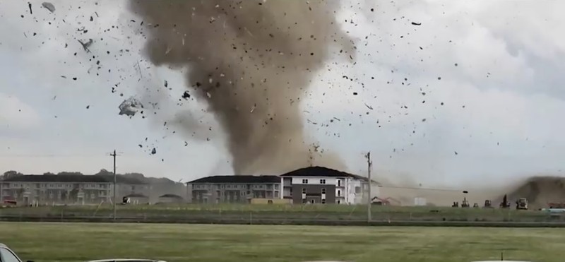 Puing-puing terangkat ke udara oleh kemungkinan tornado saat cuaca buruk di dekat Greenwood, Indiana, AS, 25 Juni 2023 dalam tangkapan layar ini yang diperoleh dari video media sosial. (Eric Ford via TMX/via REUTERS)