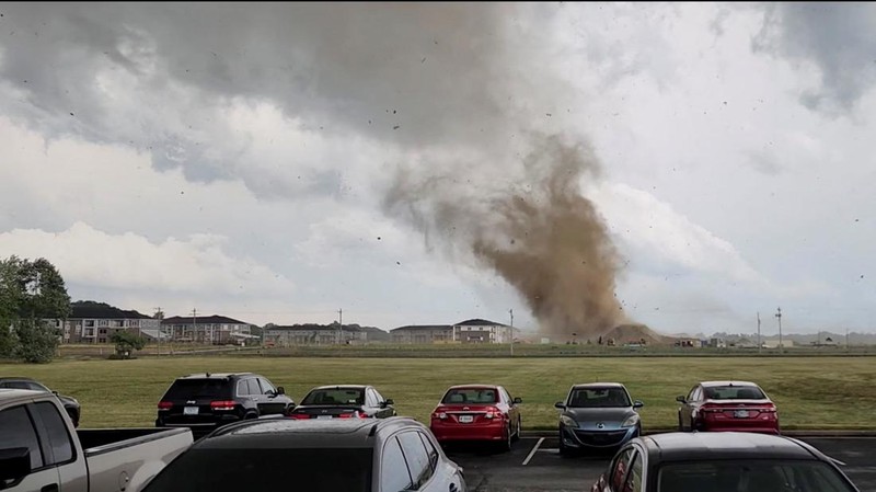 Puing-puing terangkat ke udara oleh kemungkinan tornado saat cuaca buruk di dekat Greenwood, Indiana, AS, 25 Juni 2023 dalam tangkapan layar ini yang diperoleh dari video media sosial. (Eric Ford via TMX/via REUTERS)
