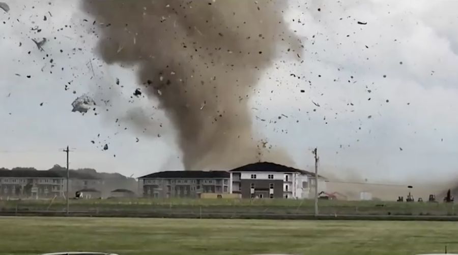 Puing-puing terangkat ke udara oleh kemungkinan tornado saat cuaca buruk di dekat Greenwood, Indiana, AS, 25 Juni 2023 dalam tangkapan layar ini yang diperoleh dari video media sosial. (Eric Ford via TMX/via REUTERS)