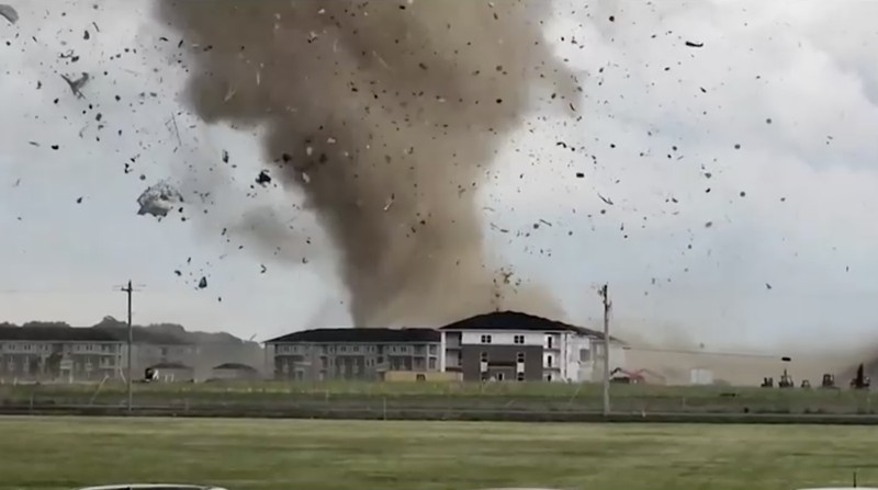 Puing-puing terangkat ke udara oleh kemungkinan tornado saat cuaca buruk di dekat Greenwood, Indiana, AS, 25 Juni 2023 dalam tangkapan layar ini yang diperoleh dari video media sosial. (Eric Ford via TMX/via REUTERS)