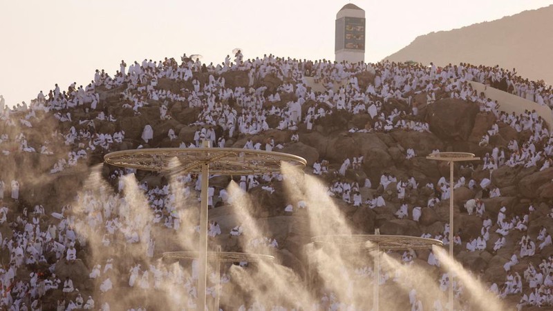 Muslim pilgrims gather on the Mount of Mercy at the plain of Arafat during the annual haj pilgrimage, outside the holy city of Mecca, Saudi Arabia, June 27, 2023. REUTERS/Mohamed Abd El Ghany