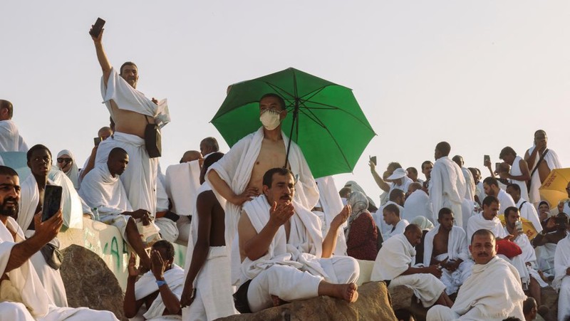 Muslim pilgrims gather on the Mount of Mercy at the plain of Arafat during the annual haj pilgrimage, outside the holy city of Mecca, Saudi Arabia, June 27, 2023. REUTERS/Mohamed Abd El Ghany