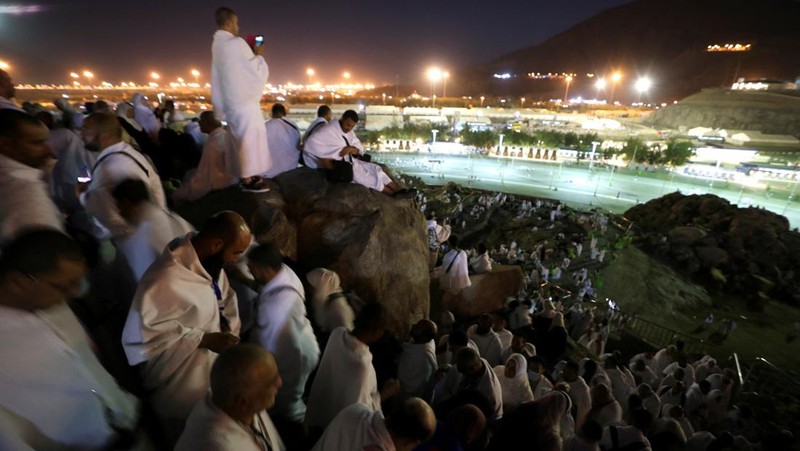 Muslim pilgrims gather on the Mount of Mercy at the plain of Arafat during the annual haj pilgrimage, outside the holy city of Mecca, Saudi Arabia, June 27, 2023. REUTERS/Mohamed Abd El Ghany