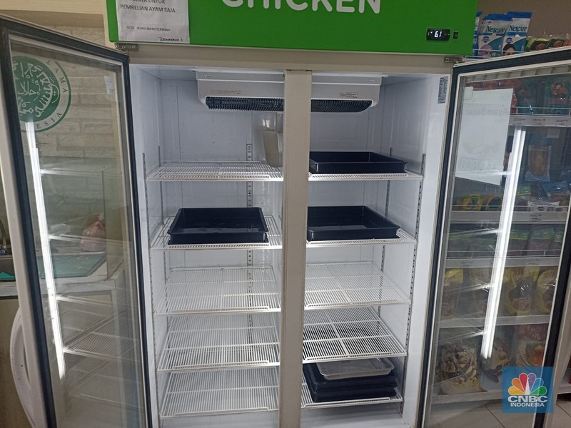 Stok Ayam di Toko Ritel Makanan Segar Prima Kosong (CNBC Indonesia/Tias Budiarto) Stok Ayam di Toko Ritel Makanan Segar Prima Kosong (CNBC Indonesia/Tias Budiarto)