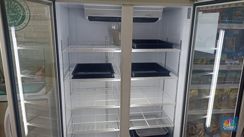 Stok Ayam di Toko Ritel Makanan Segar Prima Kosong (CNBC Indonesia/Tias Budiarto)
