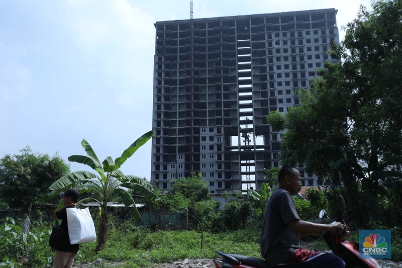 Warga melewati bangunan Apartemen Point 8 yang terbengkalai di kawasan Daan Mogot, Jakarta, Selasa (27/6/2023). Warga melewati bangunan Apartemen Point 8 yang terbengkalai di kawasan Daan Mogot, Jakarta, Selasa (27/6/2023). (CNBC Indonesia/Tri Susilo)