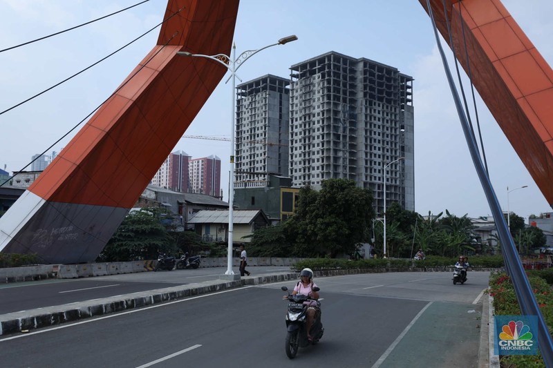 Warga melewati bangunan Apartemen Point 8 yang terbengkalai di kawasan Daan Mogot, Jakarta, Selasa (27/6/2023). Warga melewati bangunan Apartemen Point 8 yang terbengkalai di kawasan Daan Mogot, Jakarta, Selasa (27/6/2023). (CNBC Indonesia/Tri Susilo)