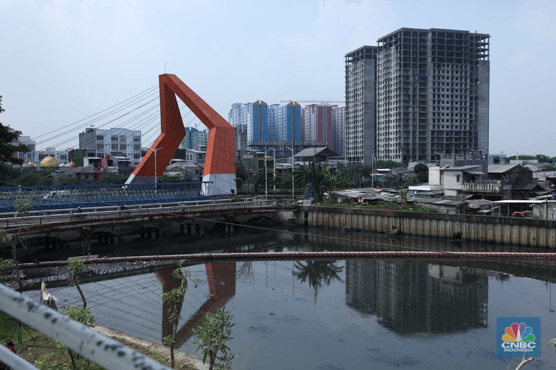 Warga melewati bangunan Apartemen Point 8 yang terbengkalai di kawasan Daan Mogot, Jakarta, Selasa (27/6/2023). Warga melewati bangunan Apartemen Point 8 yang terbengkalai di kawasan Daan Mogot, Jakarta, Selasa (27/6/2023). (CNBC Indonesia/Tri Susilo)