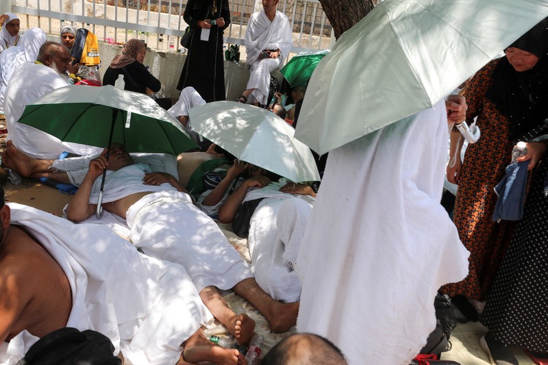 Cuaca panas menyengat jadi salah satu tantangan ibadah haji tahun ini. Beragam cara dilakukan jemaah dalam menghadapi panas saat ibadah haji. (AP/Amr Nabil)