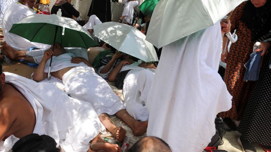 Cuaca panas menyengat jadi salah satu tantangan ibadah haji tahun ini. Beragam cara dilakukan jemaah dalam menghadapi panas saat ibadah haji. (AP/Amr Nabil)