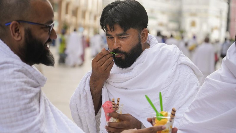 Cuaca panas menyengat jadi salah satu tantangan ibadah haji tahun ini. Beragam cara dilakukan jemaah dalam menghadapi panas saat ibadah haji. (AP/Amr Nabil)