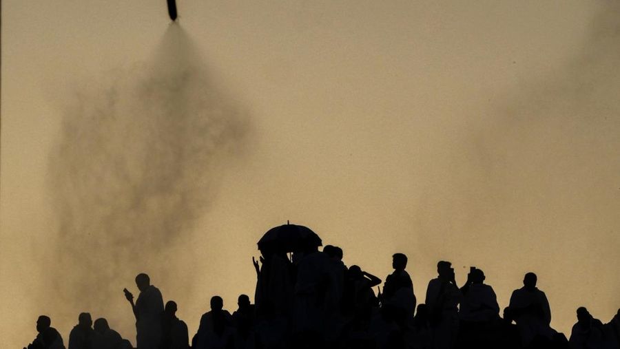 Cuaca panas menyengat jadi salah satu tantangan ibadah haji tahun ini. Beragam cara dilakukan jemaah dalam menghadapi panas saat ibadah haji. (AP/Amr Nabil)
