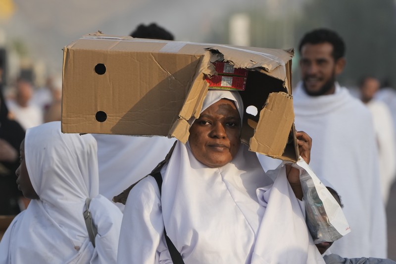 Cuaca panas menyengat jadi salah satu tantangan ibadah haji tahun ini. Beragam cara dilakukan jemaah dalam menghadapi panas saat ibadah haji. (AP/Amr Nabil)