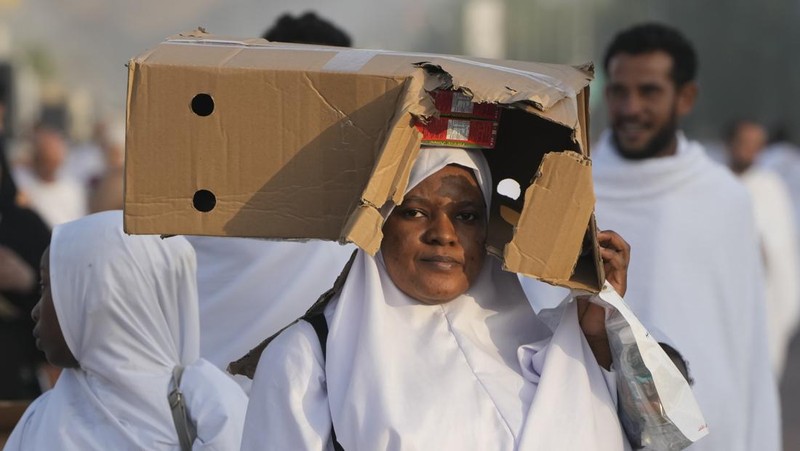 Cuaca panas menyengat jadi salah satu tantangan ibadah haji tahun ini. Beragam cara dilakukan jemaah dalam menghadapi panas saat ibadah haji. (AP/Amr Nabil)