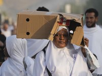 Jemaah Haji Berebut Air Pakai Payung Kardus, Makkah Mendidih