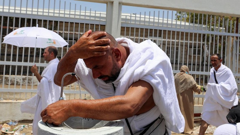 Cuaca panas menyengat jadi salah satu tantangan ibadah haji tahun ini. Beragam cara dilakukan jemaah dalam menghadapi panas saat ibadah haji. (AP/Amr Nabil)