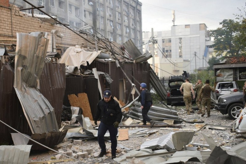 Sekelompok orang menangis ketika menjadi korban rudal Rusia hantam restoran di Kramatorsk, Ukraina timur pada Selasa (27/6) dan menewaskan sedikitnya tiga orang. (REUTERS/STRINGER)