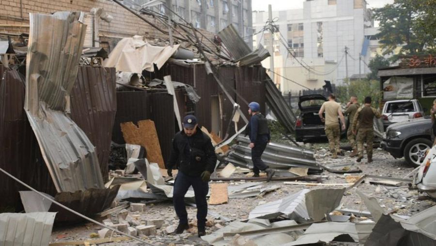 Sekelompok orang menangis ketika menjadi korban rudal Rusia hantam restoran di Kramatorsk, Ukraina timur pada Selasa (27/6) dan menewaskan sedikitnya tiga orang. (REUTERS/STRINGER)