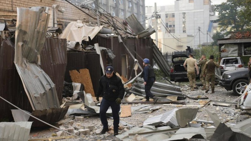 Sekelompok orang menangis ketika menjadi korban rudal Rusia hantam restoran di Kramatorsk, Ukraina timur pada Selasa (27/6) dan menewaskan sedikitnya tiga orang. (REUTERS/STRINGER)