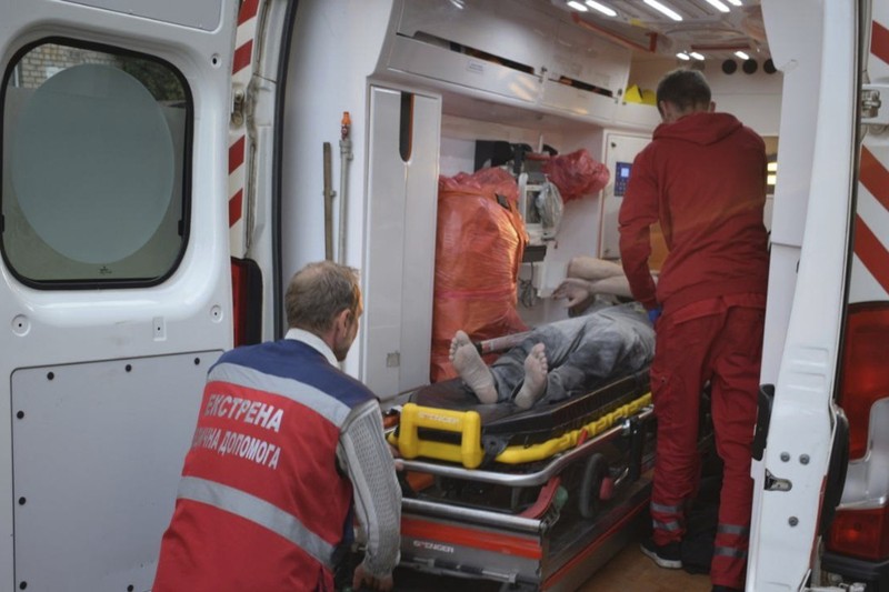 Sekelompok orang menangis ketika menjadi korban rudal Rusia hantam restoran di Kramatorsk, Ukraina timur pada Selasa (27/6) dan menewaskan sedikitnya tiga orang. (REUTERS/STRINGER)