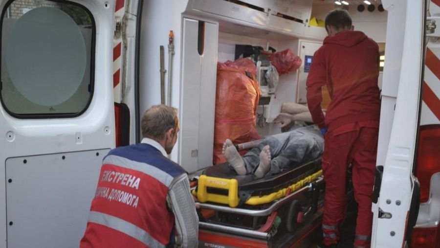 Sekelompok orang menangis ketika menjadi korban rudal Rusia hantam restoran di Kramatorsk, Ukraina timur pada Selasa (27/6) dan menewaskan sedikitnya tiga orang. (REUTERS/STRINGER)