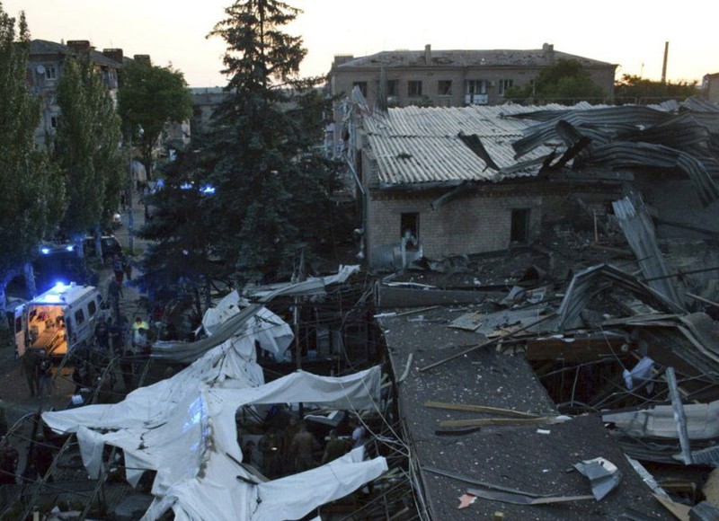 Sekelompok orang menangis ketika menjadi korban rudal Rusia hantam restoran di Kramatorsk, Ukraina timur pada Selasa (27/6) dan menewaskan sedikitnya tiga orang. (REUTERS/STRINGER)