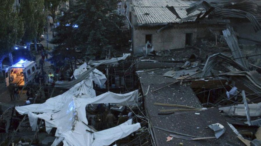 Sekelompok orang menangis ketika menjadi korban rudal Rusia hantam restoran di Kramatorsk, Ukraina timur pada Selasa (27/6) dan menewaskan sedikitnya tiga orang. (REUTERS/STRINGER)