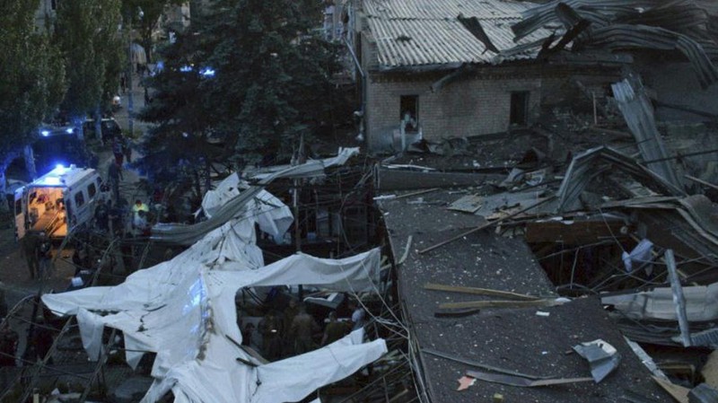 Sekelompok orang menangis ketika menjadi korban rudal Rusia hantam restoran di Kramatorsk, Ukraina timur pada Selasa (27/6) dan menewaskan sedikitnya tiga orang. (REUTERS/STRINGER)