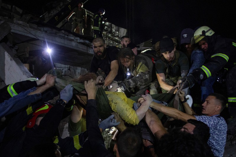 Sekelompok orang menangis ketika menjadi korban rudal Rusia hantam restoran di Kramatorsk, Ukraina timur pada Selasa (27/6) dan menewaskan sedikitnya tiga orang. (REUTERS/STRINGER)