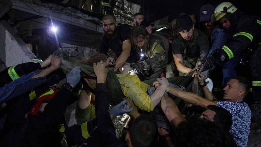 Dua rudal Rusia hantam restoran di Kramatorsk, Ukraina timur pada Selasa (27/6) dan menewaskan sedikitnya tiga orang. (REUTERS/STRINGER)