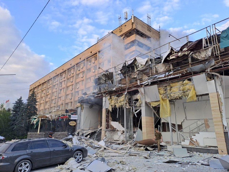 Sekelompok orang menangis ketika menjadi korban rudal Rusia hantam restoran di Kramatorsk, Ukraina timur pada Selasa (27/6) dan menewaskan sedikitnya tiga orang. (REUTERS/STRINGER)
