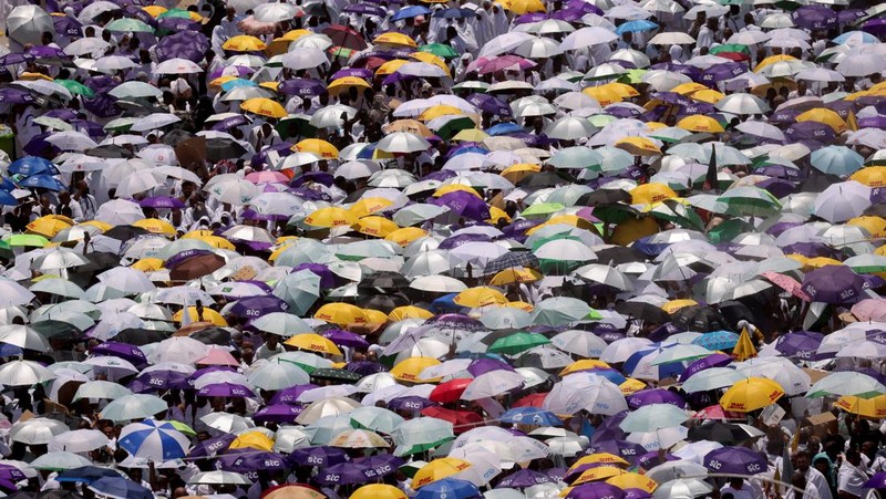 Cuaca panas menyengat jadi salah satu tantangan ibadah haji tahun ini. Beragam cara dilakukan jemaah dalam menghadapi panas saat ibadah haji. (AP/Amr Nabil)