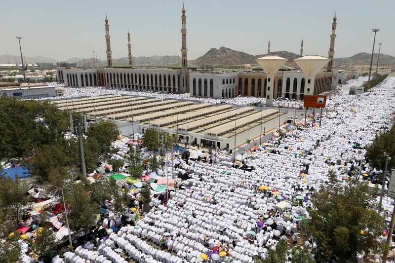 Cuaca panas menyengat jadi salah satu tantangan ibadah haji tahun ini. Beragam cara dilakukan jemaah dalam menghadapi panas saat ibadah haji. (AP/Amr Nabil)