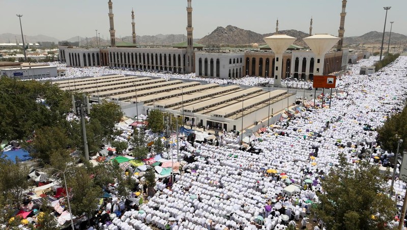 Cuaca panas menyengat jadi salah satu tantangan ibadah haji tahun ini. Beragam cara dilakukan jemaah dalam menghadapi panas saat ibadah haji. (AP/Amr Nabil)