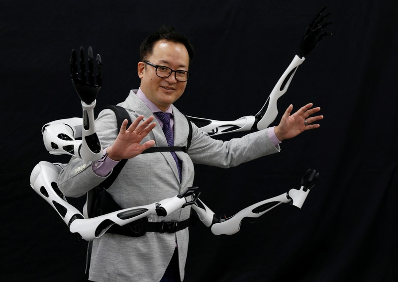 Masahiko Inami dari University of Tokyo berpose dengan lengan robot 