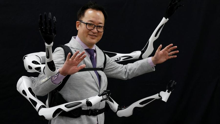 Masahiko Inami dari University of Tokyo berpose dengan lengan robot 