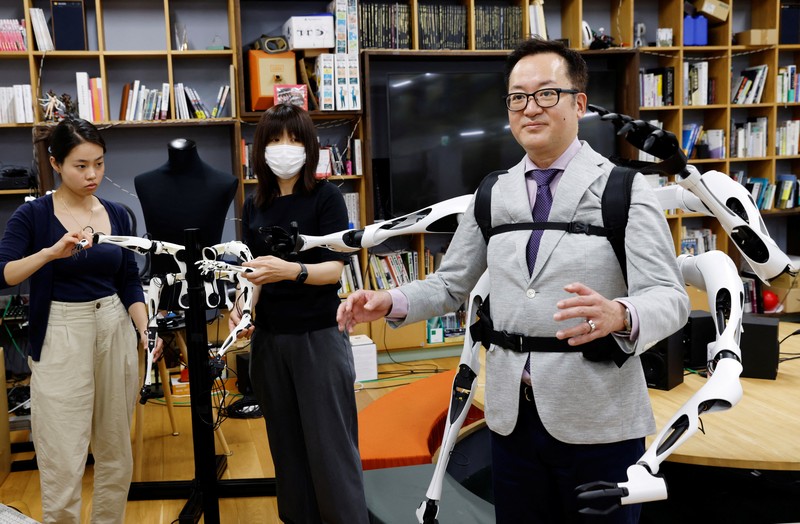 Masahiko Inami dari University of Tokyo berpose dengan lengan robot 