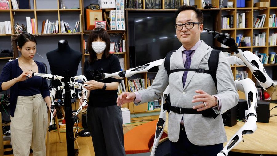 Masahiko Inami dari University of Tokyo berpose dengan lengan robot 
