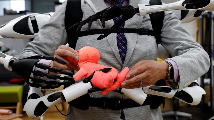 Masahiko Inami dari University of Tokyo berpose dengan lengan robot 