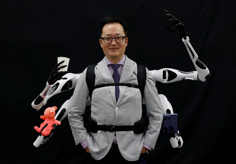 Masahiko Inami dari University of Tokyo berpose dengan lengan robot 