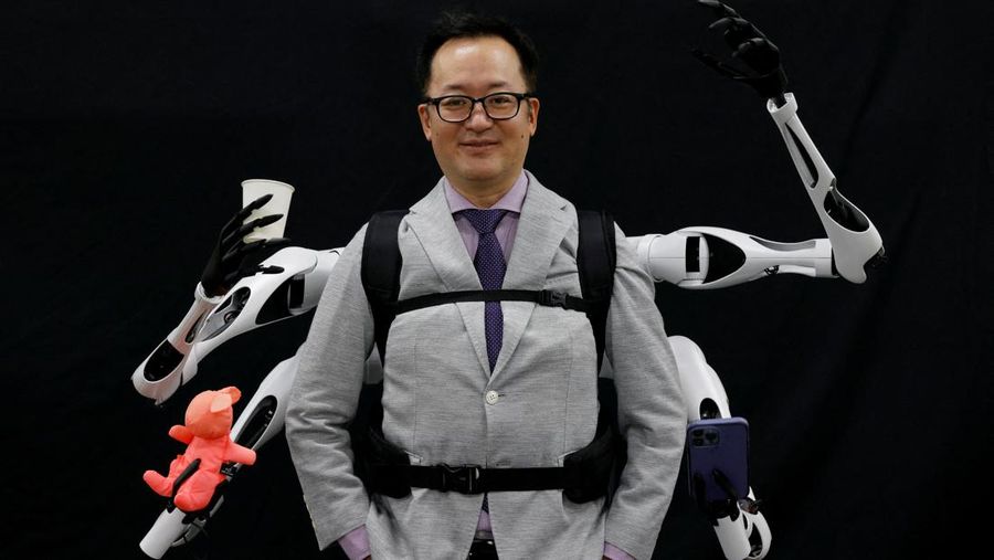 Masahiko Inami dari University of Tokyo berpose dengan lengan robot 