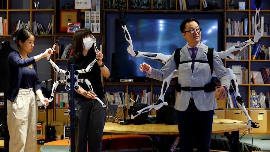 Masahiko Inami dari University of Tokyo berpose dengan lengan robot 